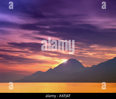 IT - LAGO DI GARDA: Tramonto sul lago visto da Torri del Benaco Foto Stock