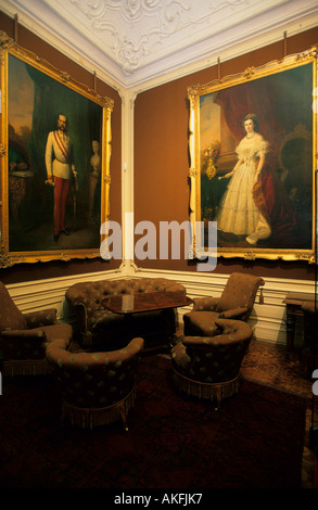 Austria, Vienna, Schloss Schönbrunn, Arbeitszimmer mit Gemälden von Kaiser Franz Josef und Kaiserin Sisi Foto Stock