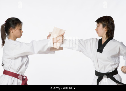 Femmina istruttore di karate insegnando le arti marziali per una giovane donna Foto Stock