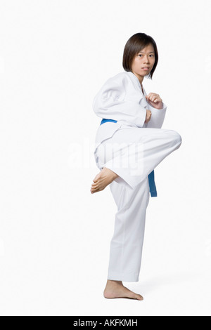Giovane donna a praticare il karate Foto Stock