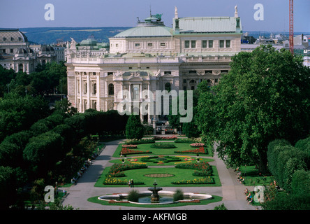 Österreich, Wien I, Blick vom Dach des Naturhistorischen Musei über den Volksgarten auf das Burgtheater Foto Stock
