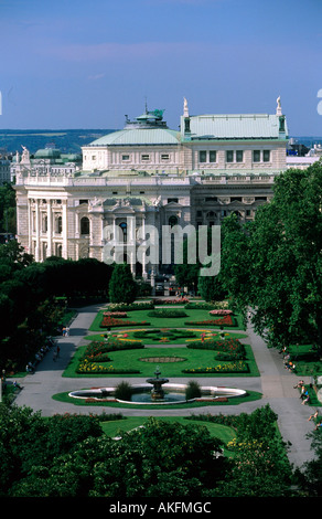 Österreich, Wien I, Blick vom Dach des Naturhistorischen Musei über den Volksgarten auf das Burgtheater Foto Stock