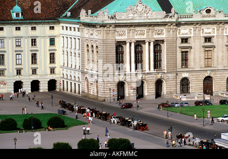 Österreich, Wien 1, Heldenplatz, Südflügel der Wiener Hofburg (Redoutensäle), collegamenti Reiterstandbild von Erzherzog Karl Foto Stock