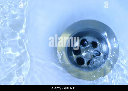 Il drenaggio d'acqua verso il basso il tappo o il foro del dissipatore Foto Stock