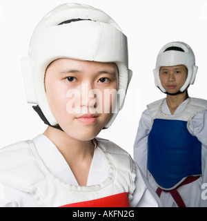 Ritratto di una giovane donna che indossa un casco di sport con un altro giovane donna in piedi in background Foto Stock