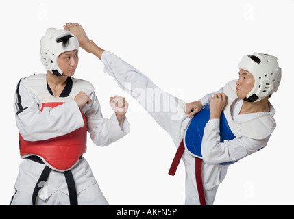 Close-up di una metà uomo adulto praticano kickboxing con un giovane uomo Foto Stock