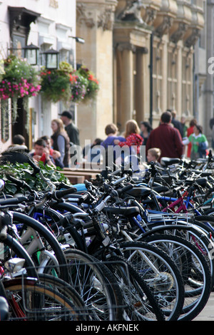 Una fila di biciclette in rastrelliere in Oxford bycycles ruota Foto Stock