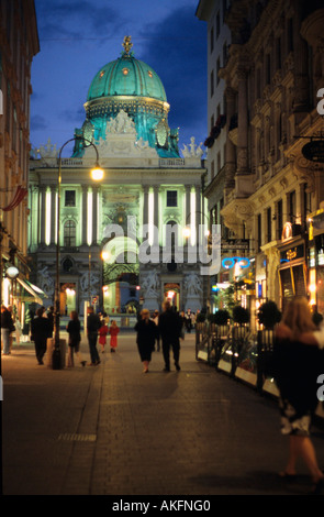 Österreich, Wien 1, Blick über den Kohlmarkt zur Kuppel des Michaelertraktes der Hofburg Foto Stock