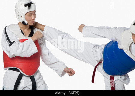 Close-up di una metà uomo adulto praticano kickboxing con un giovane uomo Foto Stock