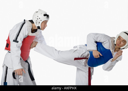 Close-up di una metà uomo adulto praticano kickboxing con un giovane uomo Foto Stock