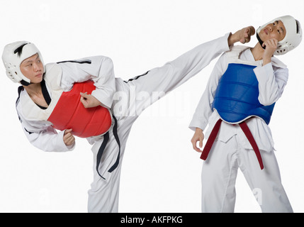 Close-up di una metà uomo adulto praticano kickboxing con un giovane uomo Foto Stock