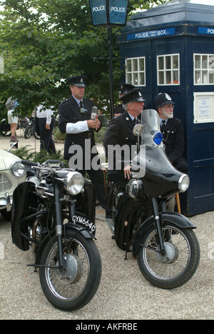 La polizia di motocicli e telefono casella al Goodwood 2005 Foto Stock