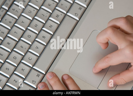 Bambino al lavoro su un notebook Foto Stock