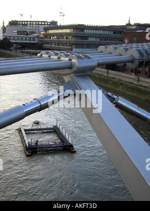 Io mangio spazzatura collettore nel fiume Tamigi vicino al Millennium Bridge di Londra Foto Stock