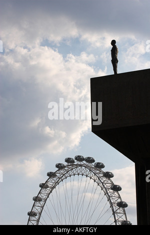 [Antony Gormley] scultura sulla costruzione di tetto e "London Eye', 'Event Horizon", "South Bank", London, England, Regno Unito Foto Stock