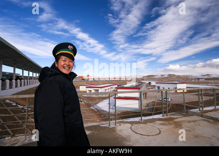 Stazione ferroviaria s lavoratore di sesso femminile che dal Tibet Ferrovia Qinghai s Tangula Express. Foto Stock