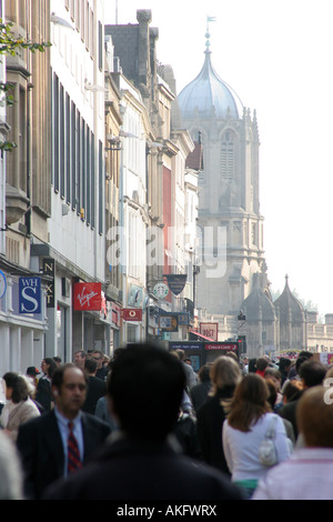 Gli amanti dello shopping in un trafficato centro città high street Foto Stock