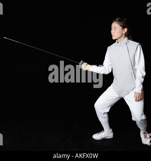 Volante femmina tenendo una lamina di scherma Foto Stock