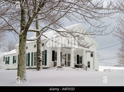 Il Boothbay Harbor, Maine biblioteca pubblica dopo una nevicata fresca Foto Stock