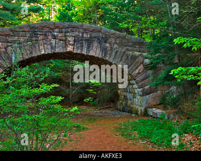 Il ponte di pietra su una strada carrabile nel Parco Nazionale di Acadia nel Maine Foto Stock