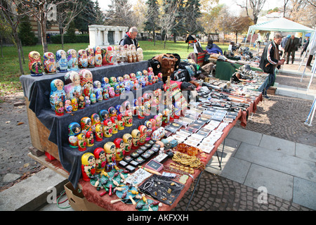 Bancarelle di antiquariato sulla strada di fronte all'Aleksander Nevski chiesa in Sofia Bulgaria Foto Stock