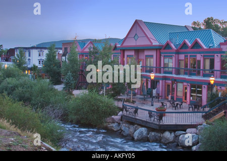 Riverwalk lungo il Fiume Azzurro in downtown Breckenridge Colorado Foto Stock