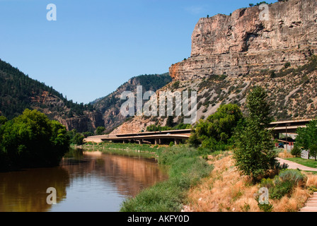 Interstate 70 e il fiume Arkansas in esecuzione attraverso la Glenwood canyon in Colorado Foto Stock