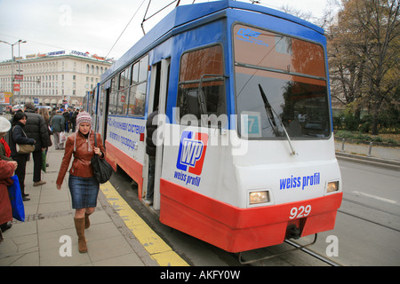 Le persone che viaggiano sul Vitosha Bl Street a Sofia in Bulgaria Foto Stock