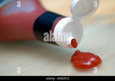 Tomato Ketchup il gocciolamento da una bottiglia Foto Stock