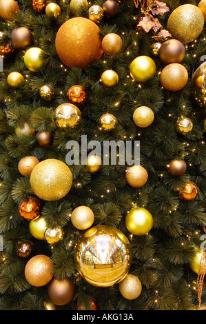Le decorazioni di Natale su un albero vicino, sullo sfondo di Natale Foto Stock