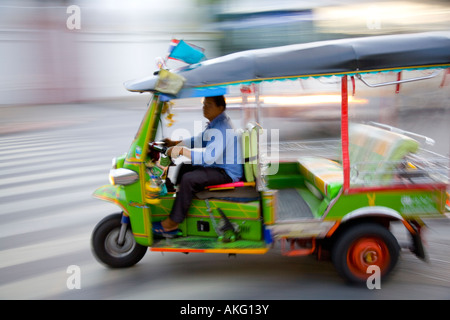 Movimento sfocate tuk-tuks asiatica del veicolo di trasporto; Auto rickshaw o tre-wheeler tuk-tuk riscio' o auto rick, autorick o tuc tuc a Bangkok, in Thailandia Foto Stock