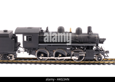 Modello di un vecchio treno a vapore isolato su bianco Foto Stock