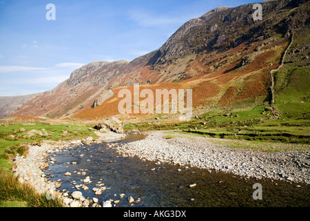 Selvaggia e aspra bellezza della valle Langstrath Borrowdale nel Parco nazionale del Lake District Cumbria Foto Stock