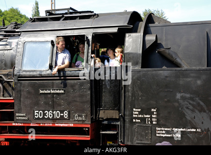 Famiglie godendo di una pedana corsa sulla locomotiva a vapore a Bochum Railway Museum, Germania. Foto Stock