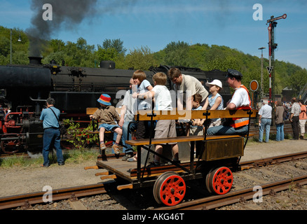 I bambini e gli adulti il funzionamento di un carrello ferroviario a Bochum Railway Museum, Germania. Foto Stock