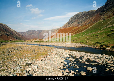 Selvaggia e aspra bellezza della valle Langstrath Borrowdale nel Parco nazionale del Lake District Cumbria Foto Stock