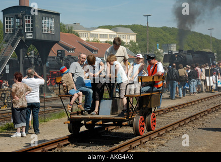 I bambini e gli adulti il funzionamento di un carrello ferroviario a Bochum Railway Museum, Germania. Foto Stock