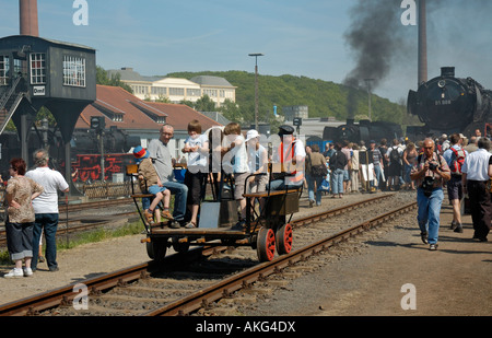 I bambini e gli adulti il funzionamento di un carrello ferroviario a Bochum Railway Museum, Germania. Foto Stock