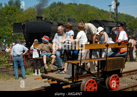 I bambini e gli adulti il funzionamento di un carrello ferroviario a Bochum Railway Museum, Germania. Foto Stock