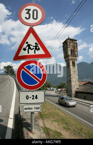 Segnaletica stradale e Campanile di Ossuccio villaggio SUL LAGO DI COMO ITALIA DEL NORD EUROPA Foto Stock