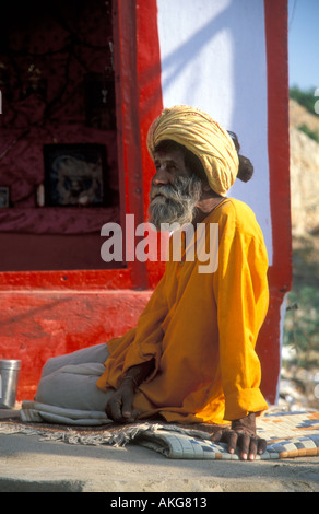 Sadhu o santo uomo appoggiato India Foto Stock