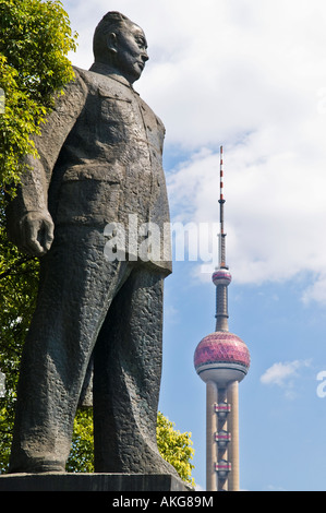 Statua del Presidente Mao Tse Tung lungo il Bund waterfront Shanghai in Cina Foto Stock