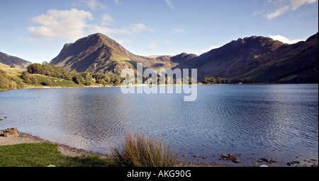 Guardando attraverso Buttermere dalla sponda orientale verso Fleetwith Pike e Haystacks Foto Stock