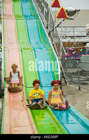 WISCONSIN Milwaukee tre bambini ride sacchi di tela in basso big scorrono due hanno i capelli colorati Foto Stock