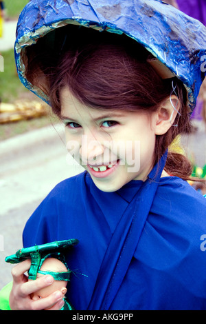 Happy girl età 11 vestito in costume da parata. MayDay Parade e Festival. Minneapolis Minnesota USA Foto Stock