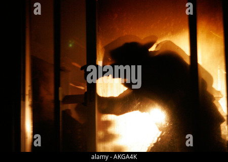 Un vigile del fuoco di apertura vetro di una porta di patio Foto Stock