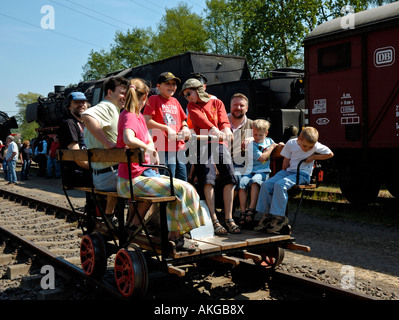 I bambini e gli adulti il funzionamento di un carrello ferroviario a Bochum Railway Museum, Germania. Foto Stock