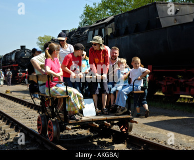 I bambini e gli adulti il funzionamento di un carrello ferroviario a Bochum Railway Museum, Germania. Foto Stock