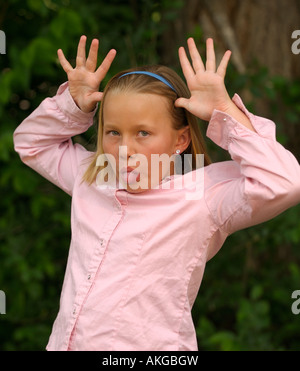 Bambina sporgenti dalla sua lingua Foto Stock