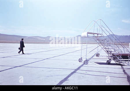 Pilota di camminare su airfield anni sessanta su una slitta sbiancato Foto Stock